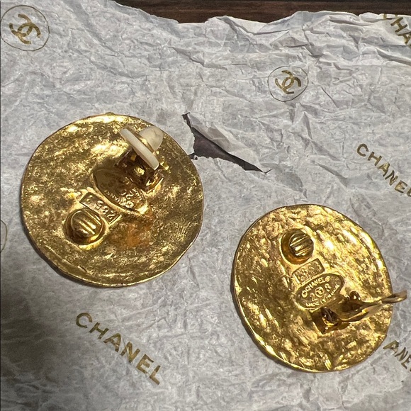 AUTHENTIC Vintage Hammered Button CHANEL CC Logo Circle #2853 Gold color Clip-On - Picture 4 of 13